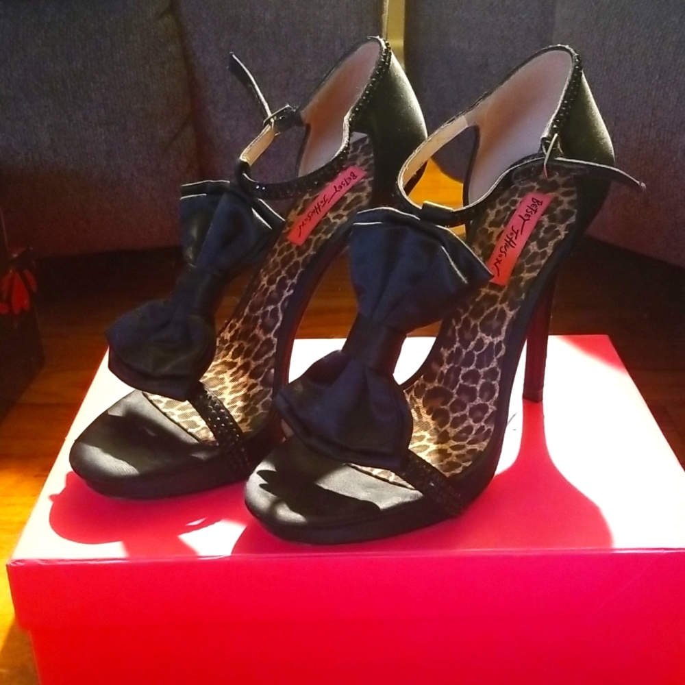 Betsey Johnson heel, size 9